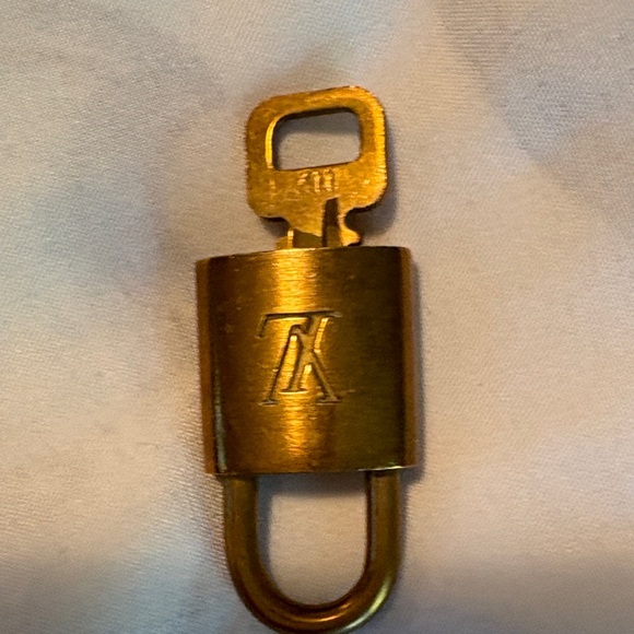Luxury Brass Padlock Keychain-# 311 - Picture 4 of 6